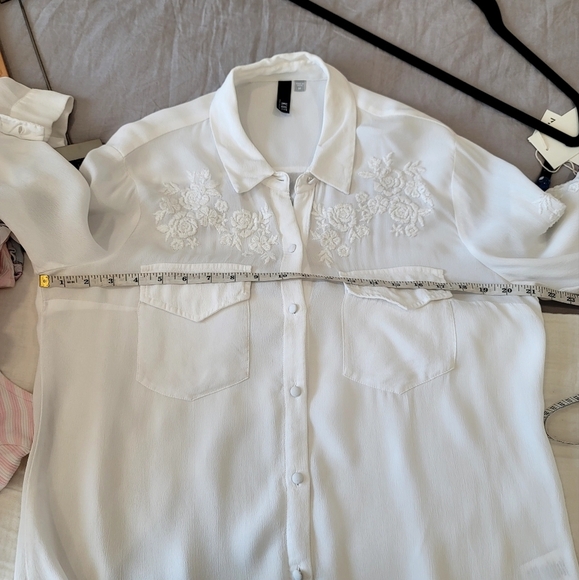 Josette with Rose Embroidery Blouse from Kut from the Kloth size M - Picture 12 of 17